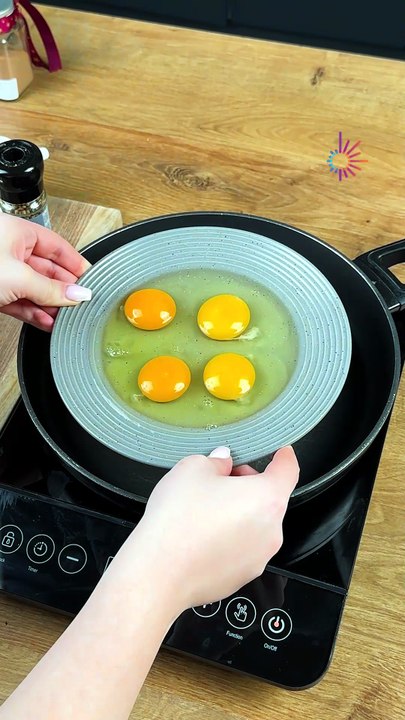 How to make perfect sunny side up eggs🍳