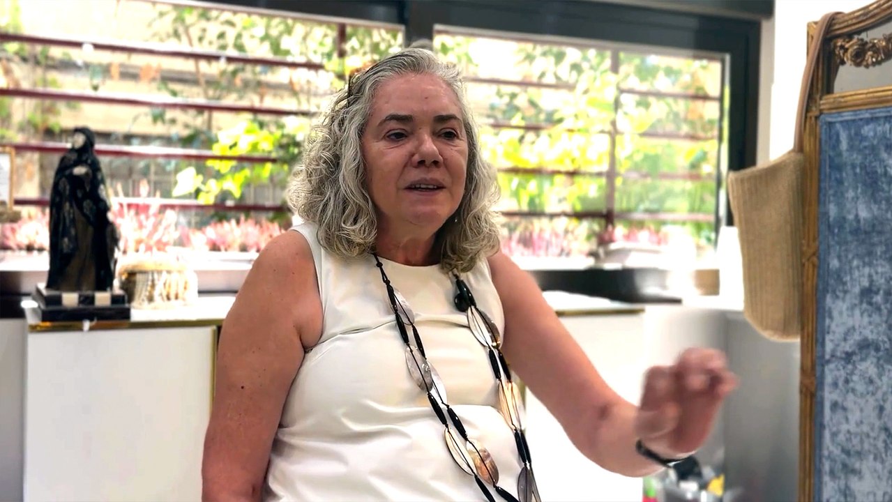 Consuelo Sierra regaló una pequeña cruz a Víctor de Aldama que ha permanecido inmóvil sobre su americana en las últimas semanas
