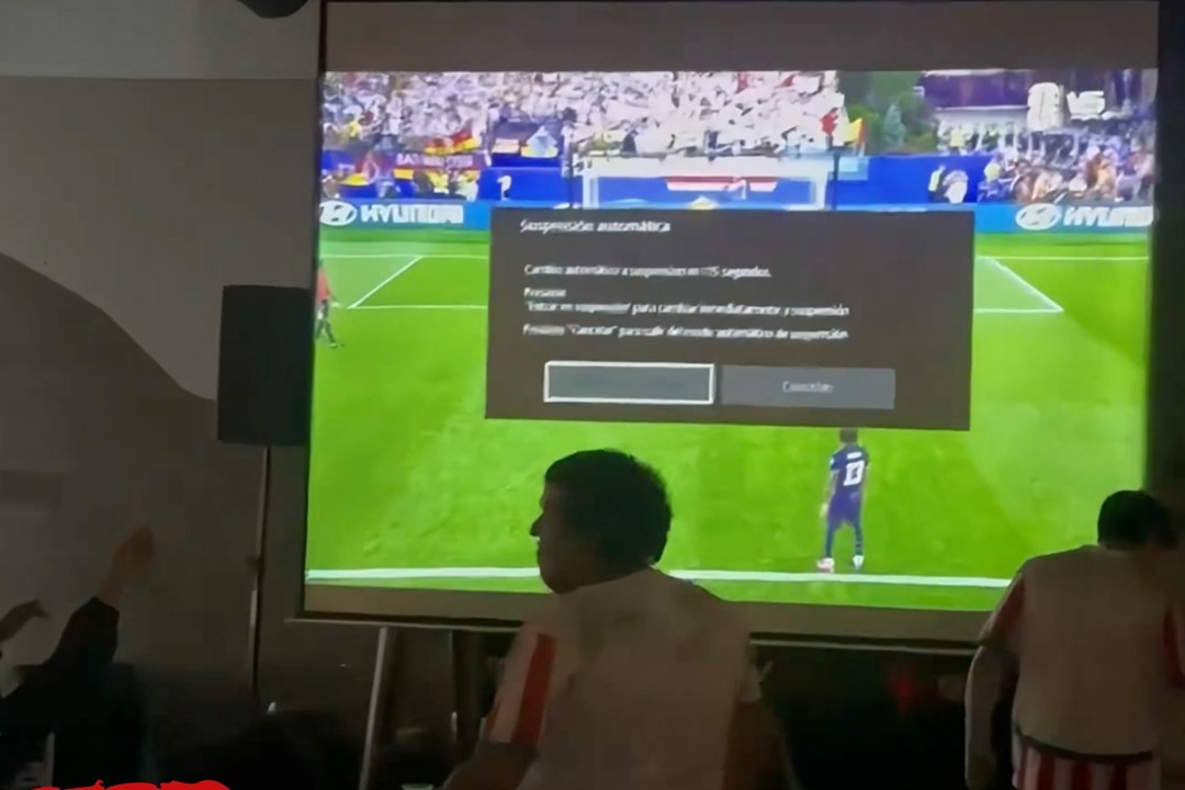 Hinchas paraguayos se pierden el penal decisivo tras cortarse la transmisión en el peor momento
