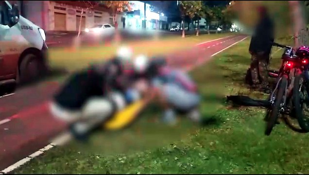 Mulher fica ferida após cair de bicicleta na ciclovia da Avenida Tancredo Neves