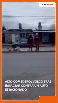 Chocó contra un vehículo estacionado y terminó volcado en Alto Comedero