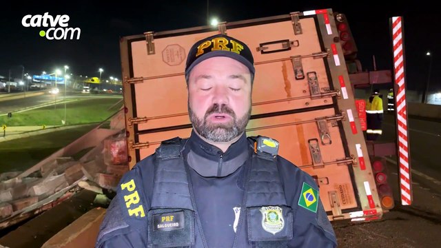Ele não usava cinto de segurança , afirma PRF após tombamento de caminhão no Trevo Cataratas