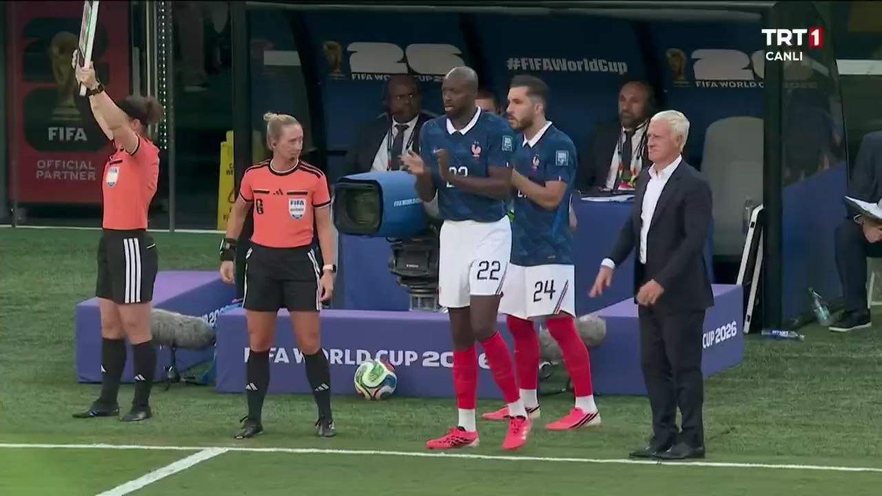 Deschamps'dan Mbappe'ye saygı gösterisi.https://youtube.com/shorts/pHcpF5tVNK8?is=GEqcJ8RwXTY_bzTv