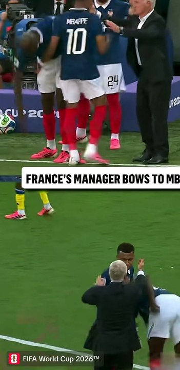 Francia, Deschamps si inchina a Mbappé durante la sostituzione