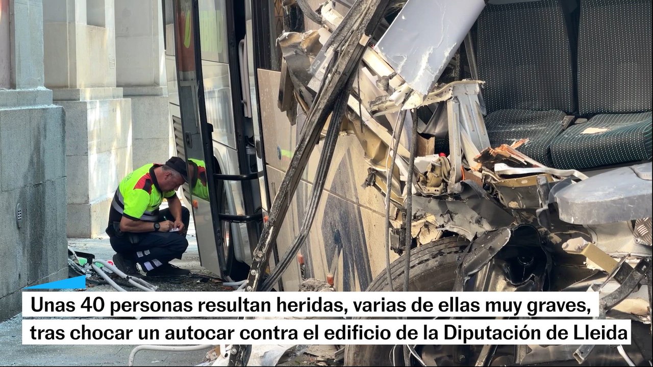Varios heridos muy graves por el choque de un autocar contra el edificio de la Diputación de Lleida