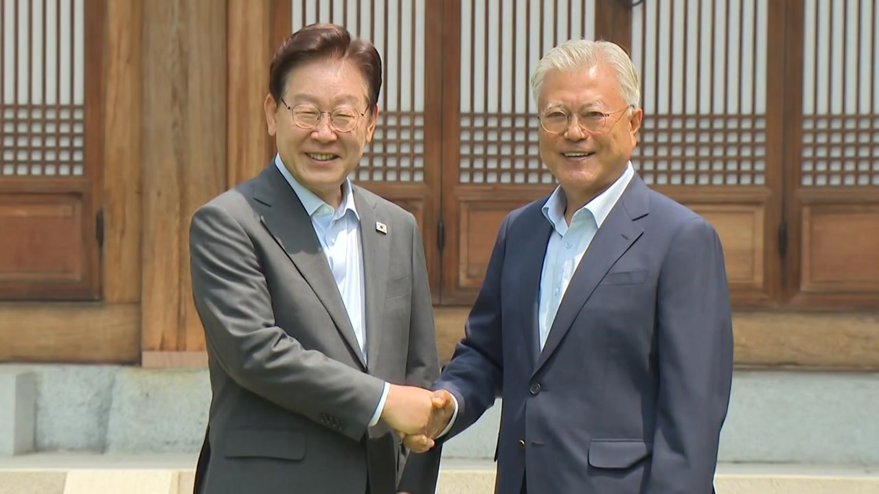 이 대통령 "끊임없이 외연 확장"...문 전 대통령 "당내 단합, 통합 출발점" / YTN