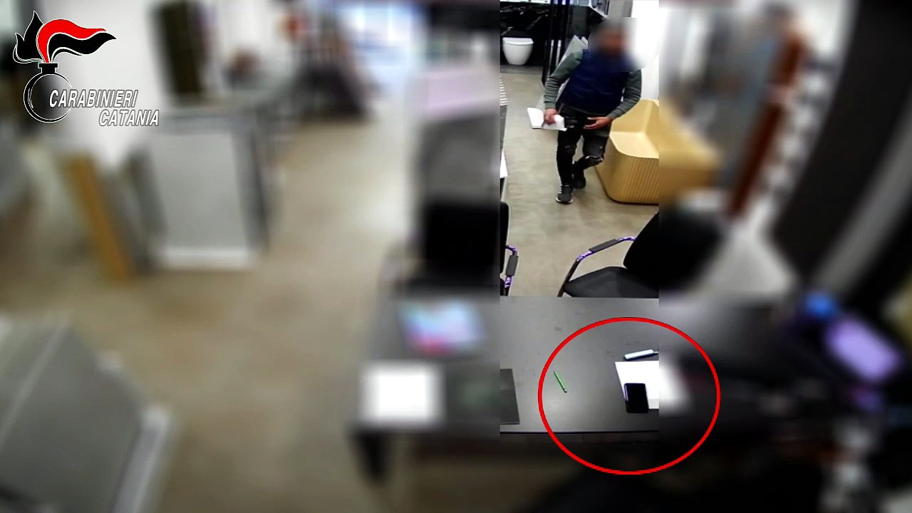 Il video del furto di un telefonino in un negozio di Catania