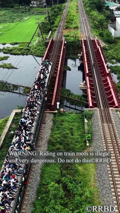 The most crowded train in the world! 😱🚂