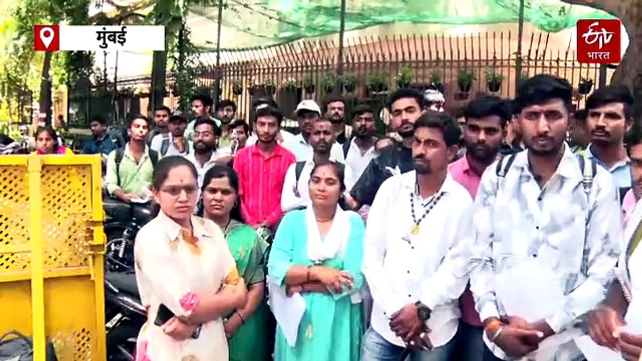 ಶಿಕ್ಷಕರನ್ನು ಬೆಳ್ಳಿ ರಥದಲ್ಲಿ ಕೂರಿಸಿ ಮೆರವಣಿಗೆ ಮಾಡಿ ವರ್ಗಾವಣೆಯಾಗಿದ್ದು, ಅವರಿಗೆ ವಿಶೇಷ ಗೌರವ ಸಮರ್ಪಣೆ ಮಾಡಲಾಯಿತು. - GRAND FAREWELL TO TEACHERS