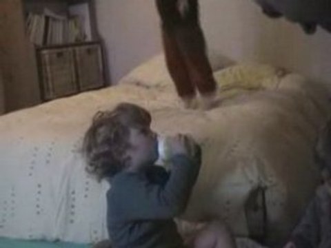 04 12 petits sauts sur le lit