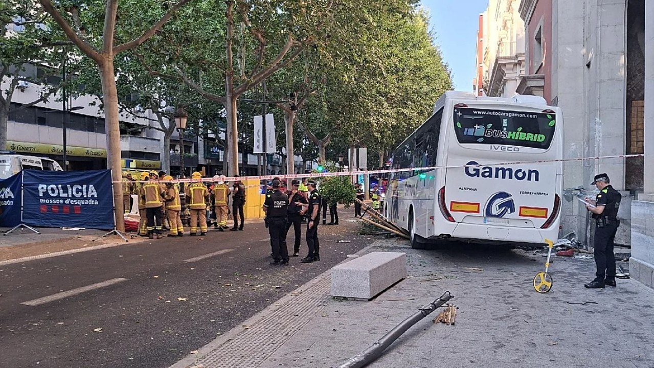 Un autobús que transportaba temporeros se empotra contra la Diputación de Lérida: hay 46 heridos, cuatro en estado crítico