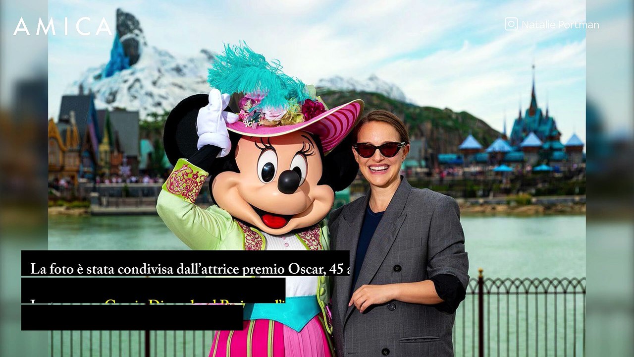Stavolta è Natalie Portman (con il pancione) a chiedere un selfie... a Minnie