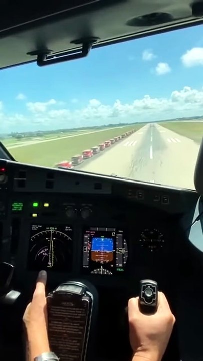 “Real Cockpit Emergency Landing   Daylight Runway Survival” #EmergencyLanding #CockpitView #AviationCrisis #RunwayEmergency #RealFlight