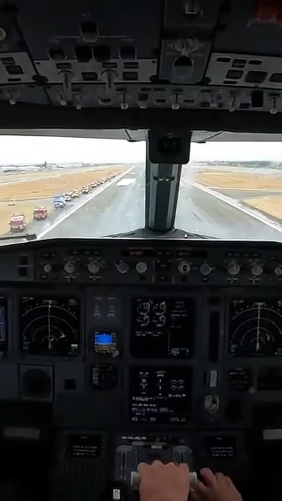 “Real Cockpit Emergency Landing   Daylight Runway Survival” #EmergencyLanding #CockpitView #AviationCrisis #RunwayEmergency #RealFlight