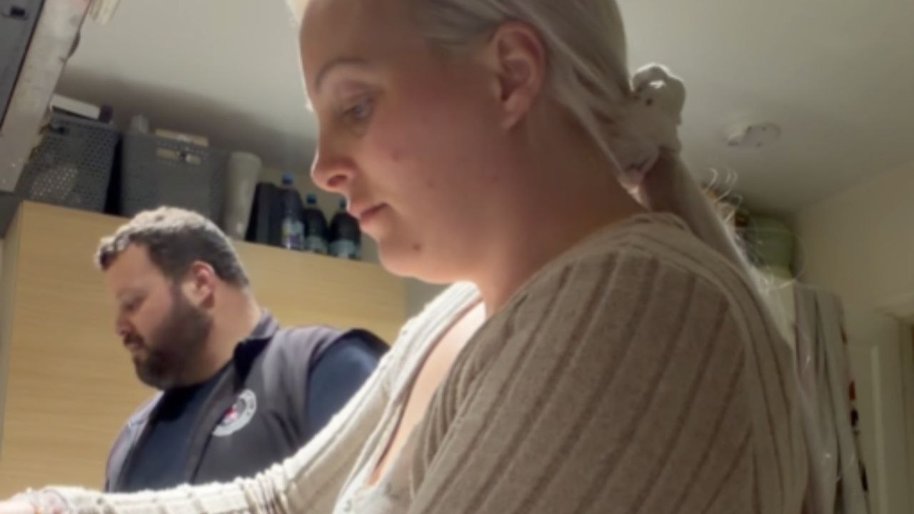 Man Pulls A Kitchen Prank Using Water Bottle On His Unaware Sister