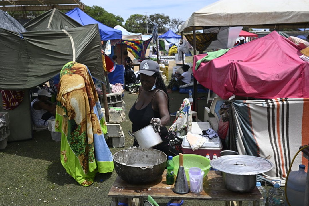 “Esto parece una gallera”: la falta de comida y techo agobia a Venezuela tras los terremotos