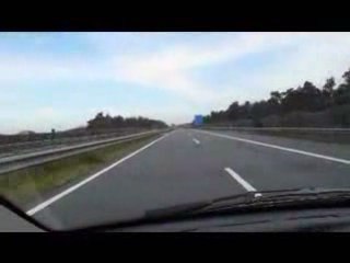 Une Corvette double une voiture sur l'autoroute à 150km/h