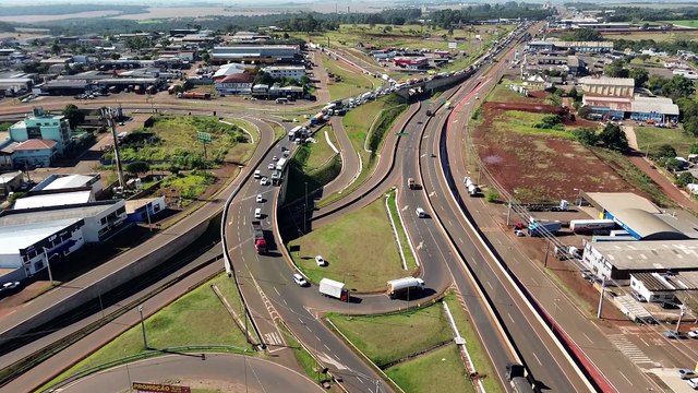 Imagens aéreas mostram congestionamento no Trevo Cataratas