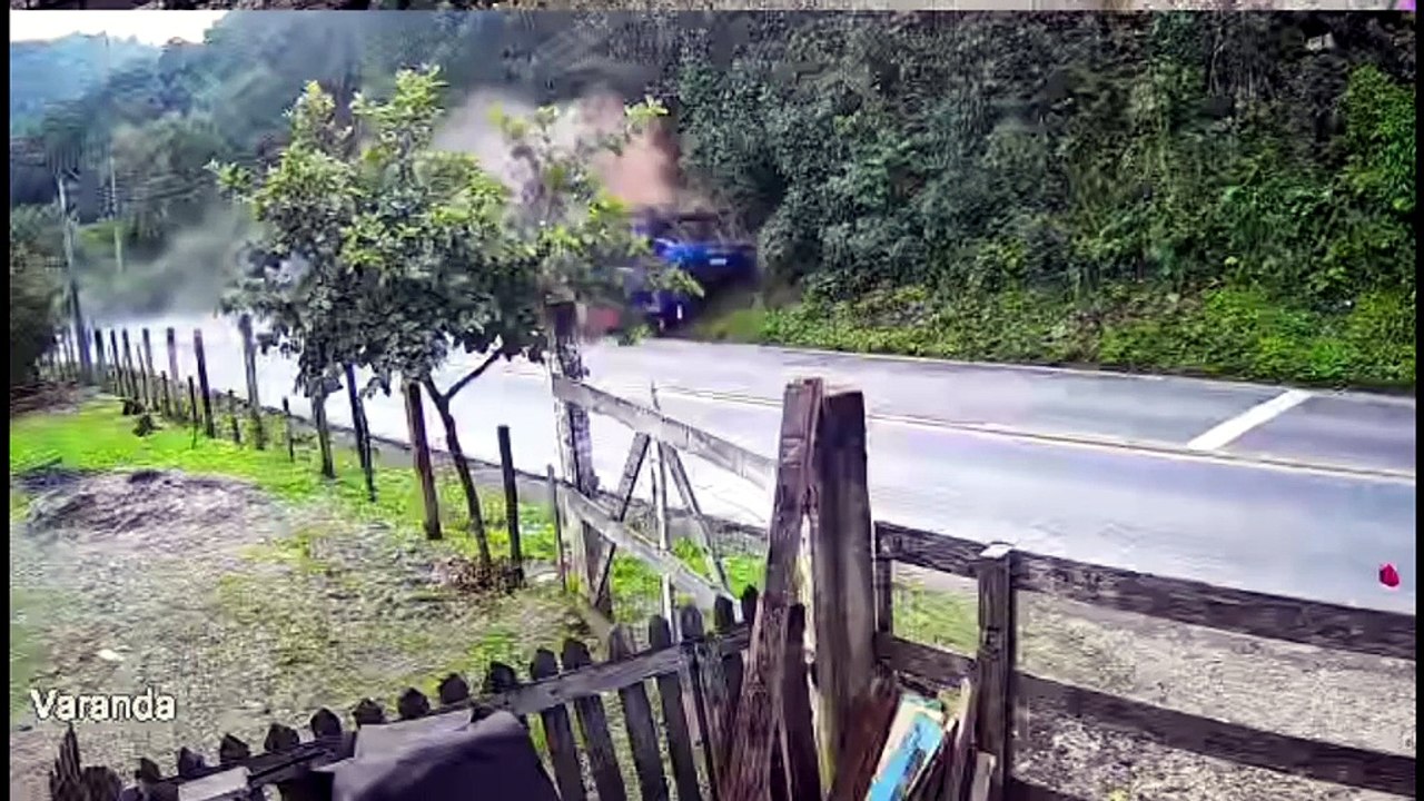Mestre de obras morre após caminhão com tijolos perder os freios e capotar