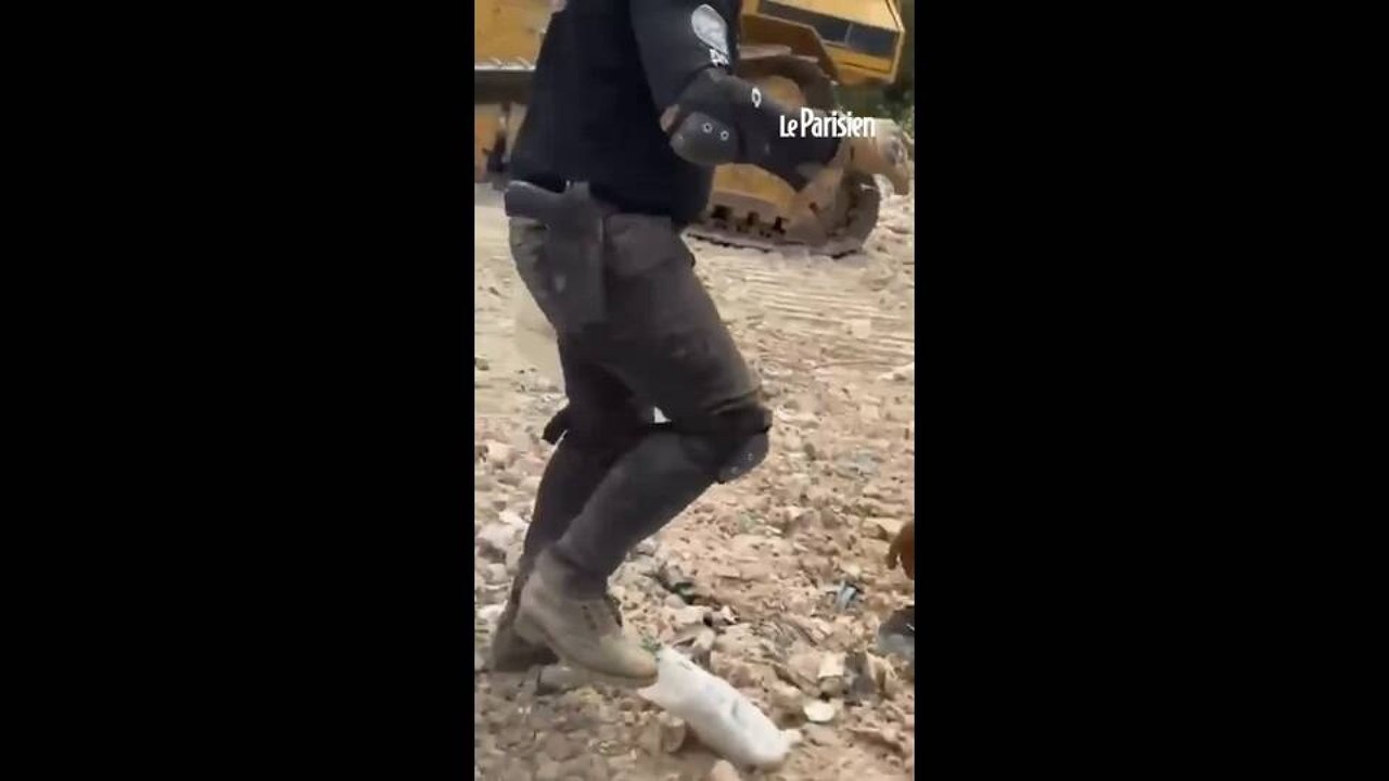 Un policier pris la main dans le sac en train de piller
