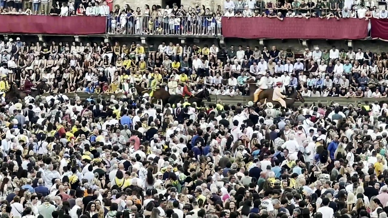 Palio di Siena, le immagini delle prove generali: l'ingresso dei cavalli e il primo giro