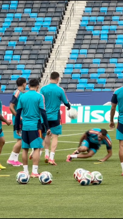 ¿Patada o piscinazo? Víctor Muñoz vs Eric García, uno de los dos miente en el rondo de la selección | Mundial 2026