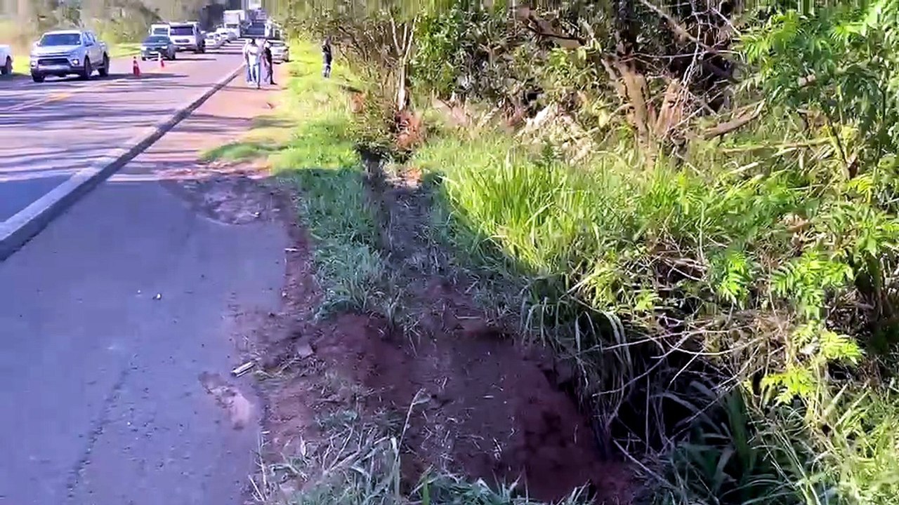 Manobra irregular em trecho de obras termina com caminhão tombado na PR-323