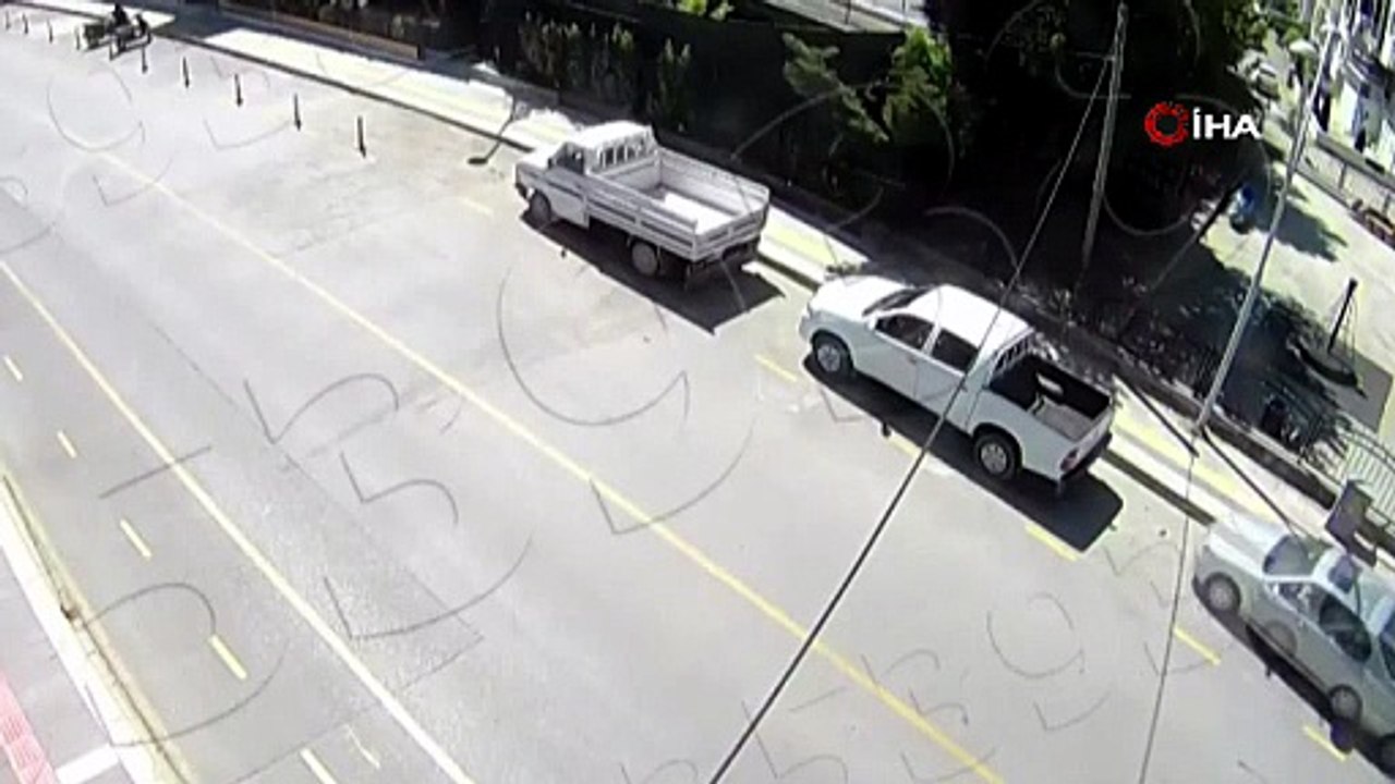 Otomobilin park halindeki araçlara çarptığı kaza kamerada