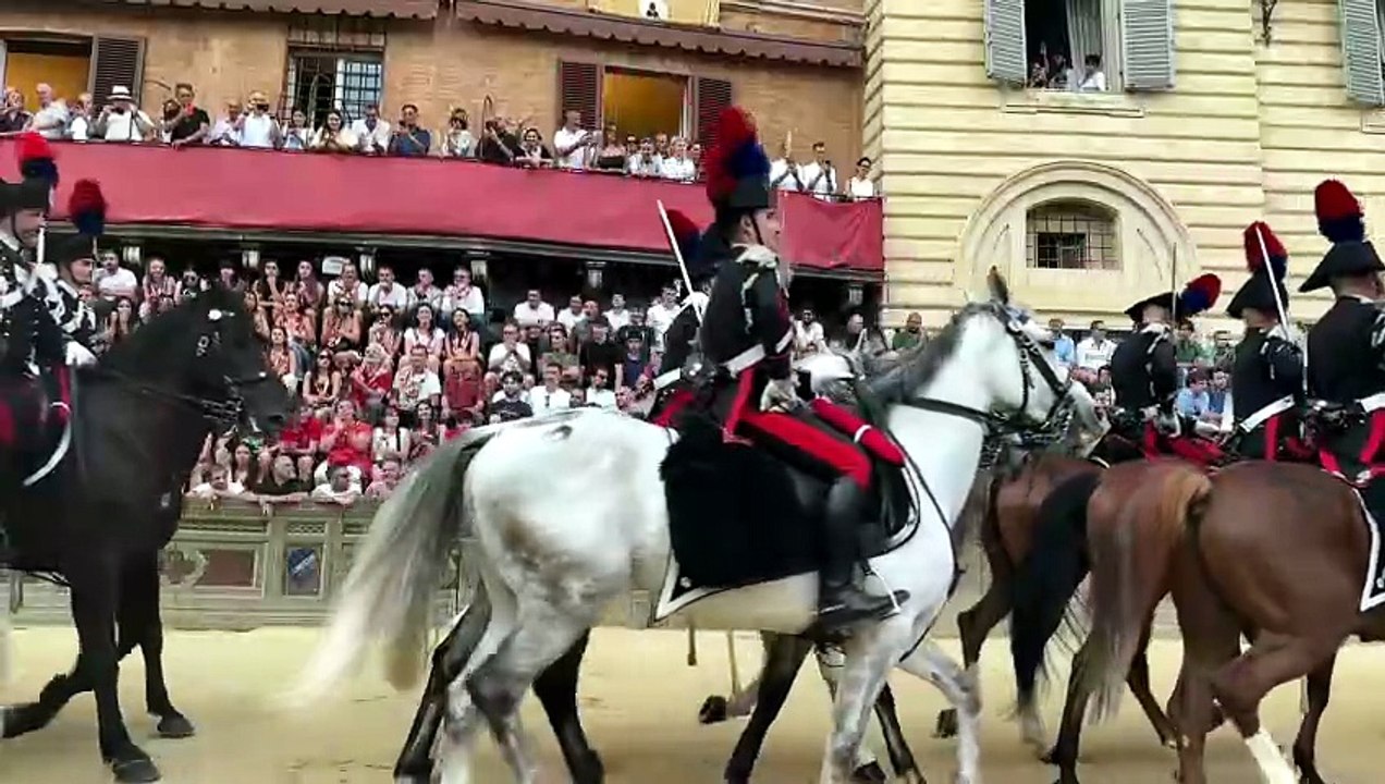 Palio di Siena, l'ingresso dei Carabinieri al galoppo prima della prova generale