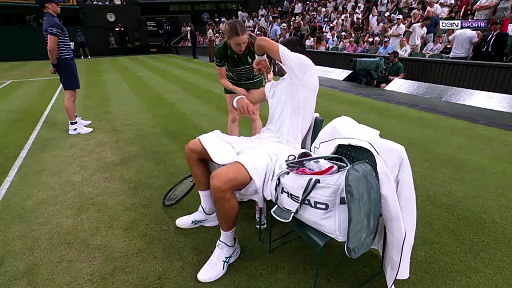 Wimbledon : La scène hillarante entre Novak Djokovic et une ramasseuse de balle