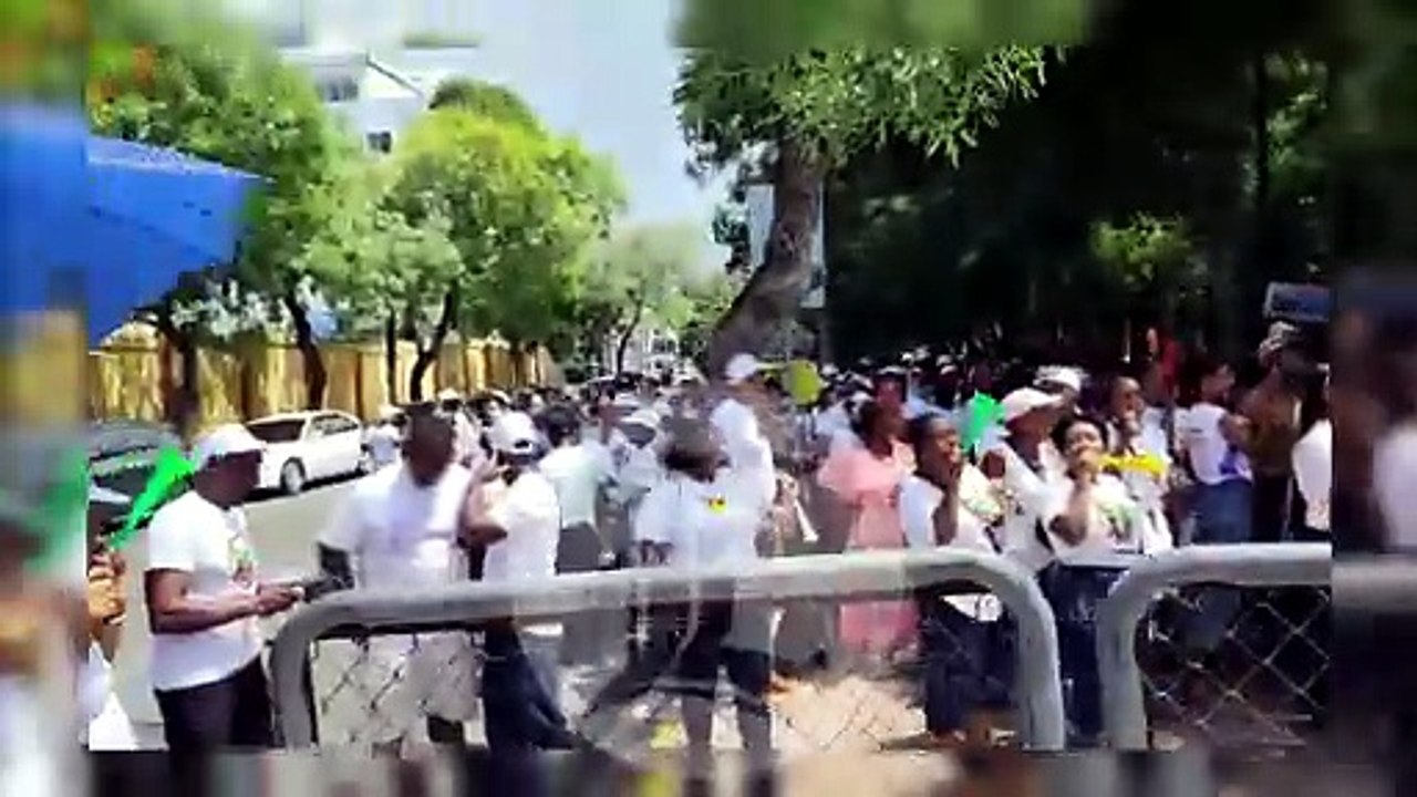 El pueblo tiene el poder Residentes de La Cuaba realizan protestan frente al Palacio Nacional