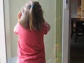 Marie joue de l'harmonica