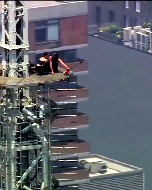 Dos personas suben a la cima del Empire State Building y se prometen matrimonio
