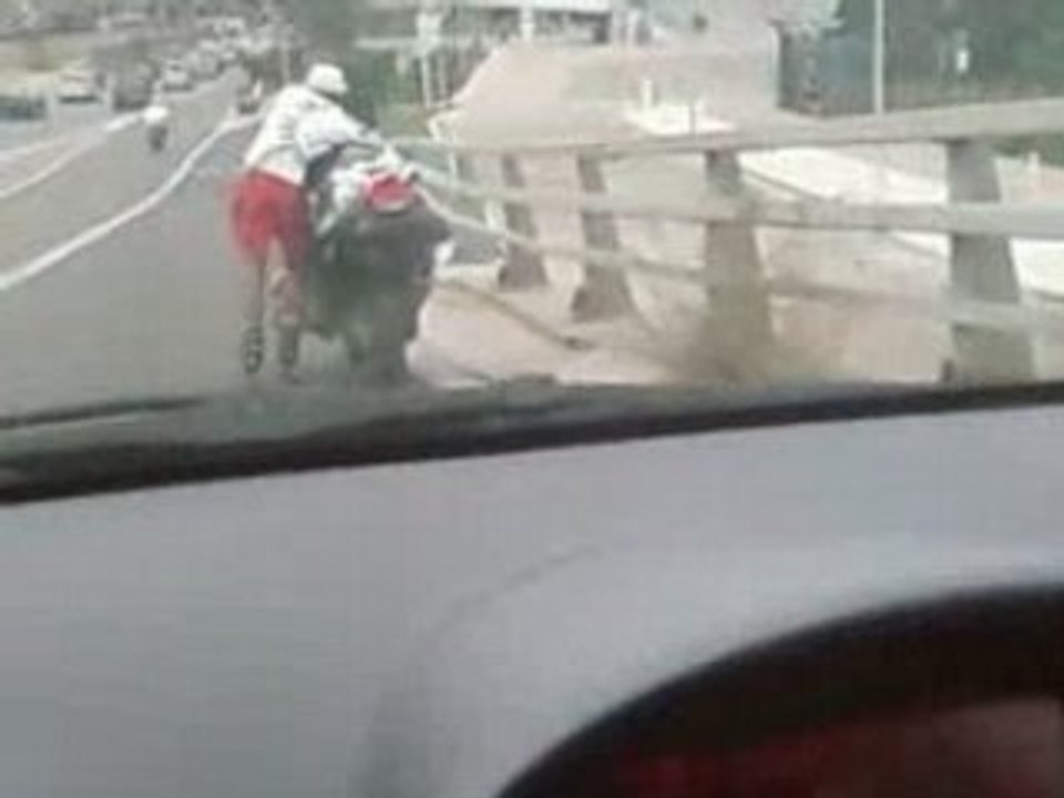 1 fou sur une autoroute
