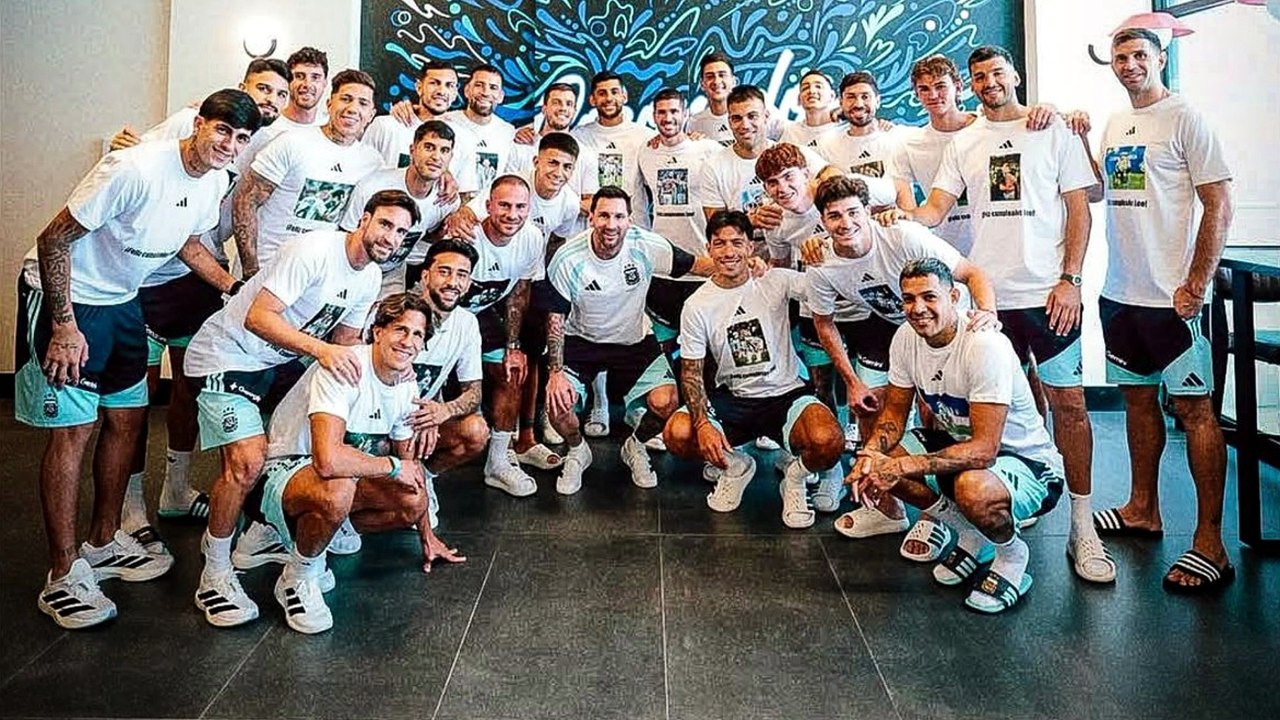 CRAZY SCENES as Messi & Argentina arrive at the HOTEL ahead of upcoming match vs CAPE VERDE