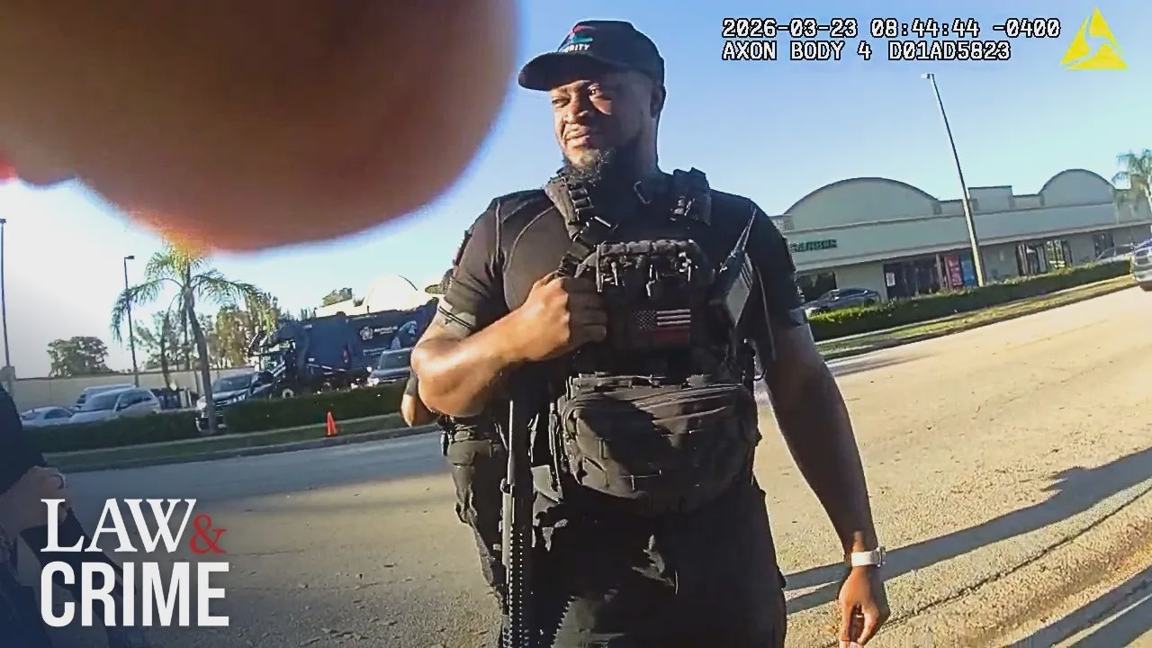 Un agent de sécurité arrêté devant l'école à l'heure d'entrée