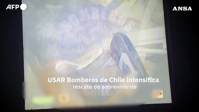 Venezuela, soccorritori cileni al lavoro per liberare un uomo ancora vivo sotto le macerie