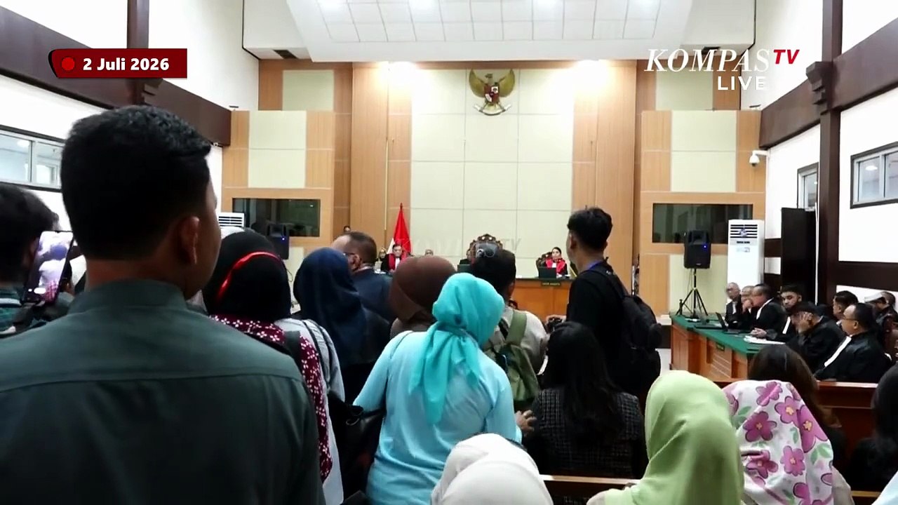 Kepalkan Tangan! Ekspresi Tifa saat Sidang Perdana Kasus Ijazah Jokowi di PN Jakarta Timur