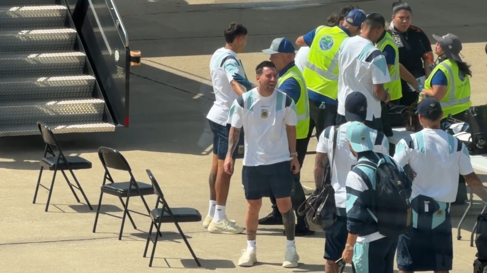 Messi no puede aguantar la risa al descubrir lo que llevaba el Cuti Romero en la mochila