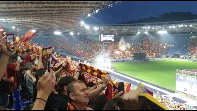 Bandiere, fumogeni e cori: all'Olimpico in 50mila per Roma-Feyenoord