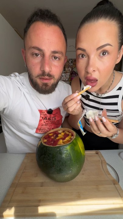 On découpe enfin la pastèque fruits gélatine 😍  🍉