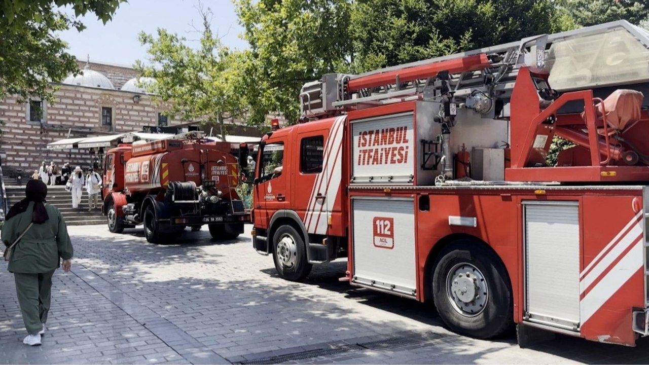 Mısır Çarşısı'ndaki iki katlı baharatçıda çıkan yangın söndürüldü