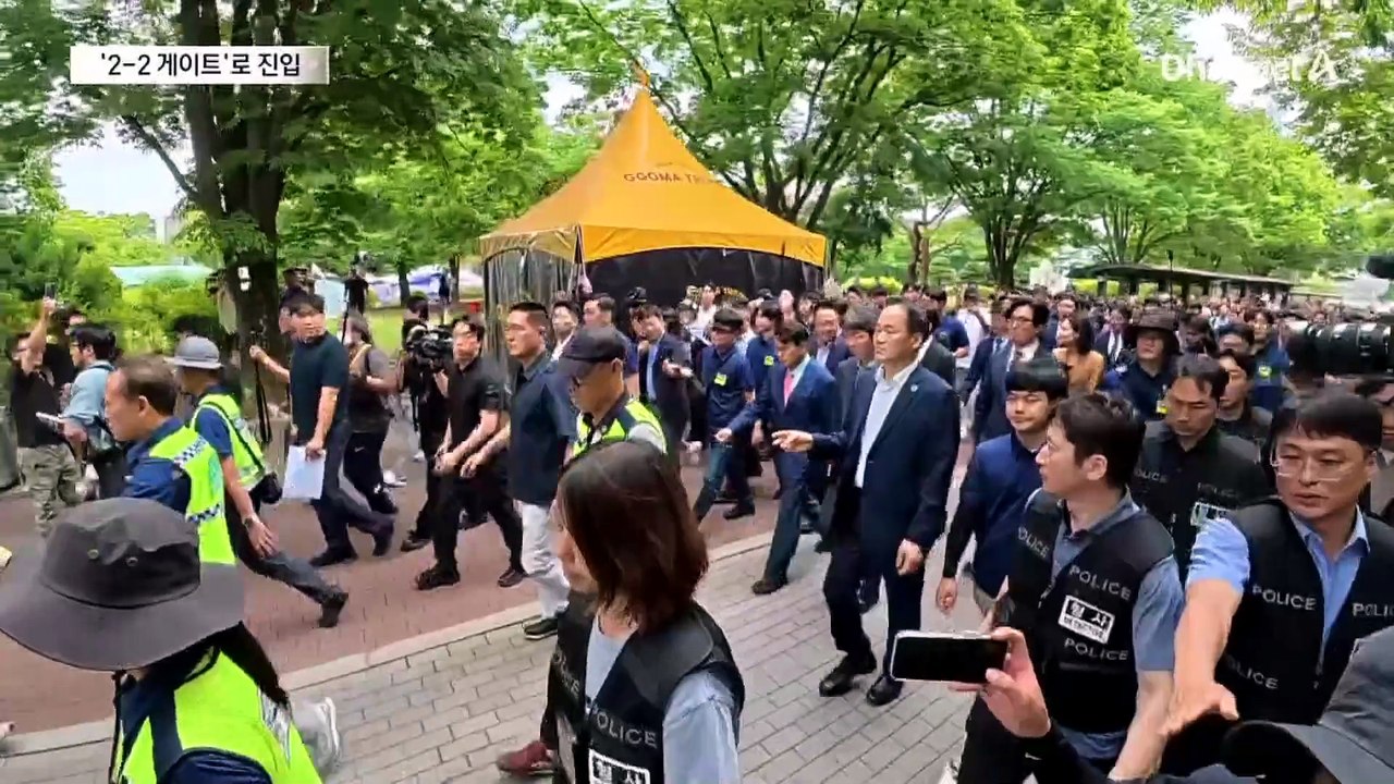 ‘경찰 인간벽’ 세우고…개표소 다른 출입구 기습 진입