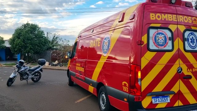 Motociclista é socorrido após acidente com Ford Fusion no Cascavel Velho