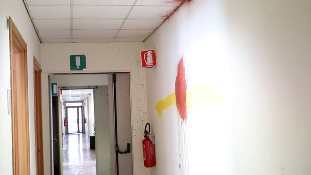 Clima, nuova azione di Extinction Rebellion al Mite: muri imbrattati di vernice