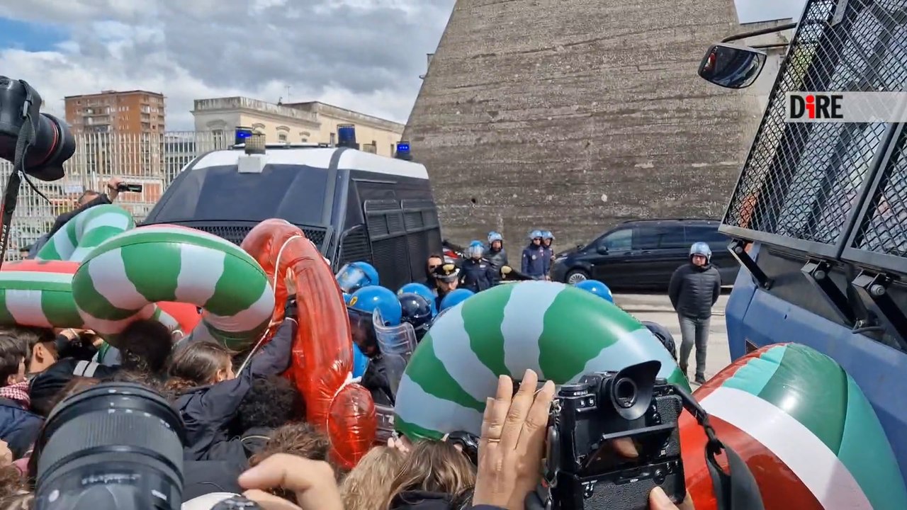 A Napoli gli attivisti per il clima contro il G7: tensioni con le forze dell'ordine