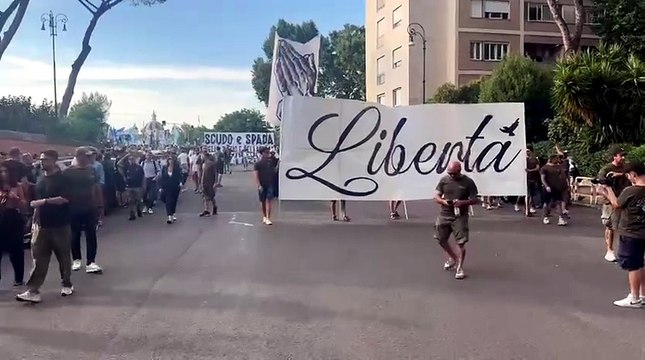 I tifosi della Lazio sfilano contro Lotito