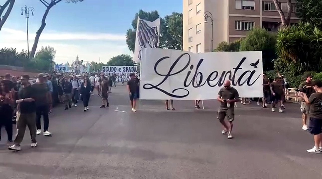 I tifosi della Lazio sfilano contro Lotito