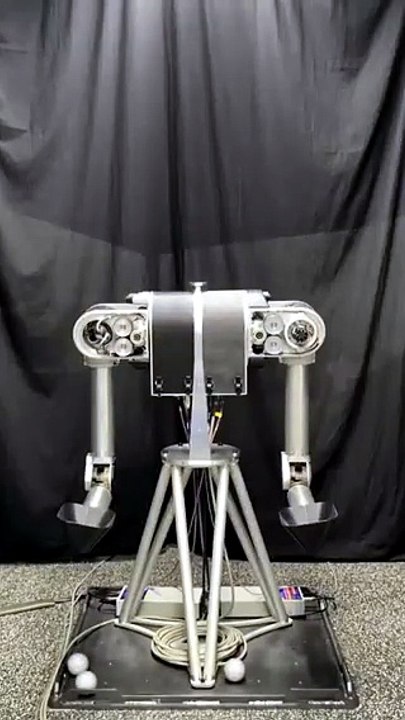 This Robot Learned to Juggle FIVE Balls… And It Gets Better Every Time.
