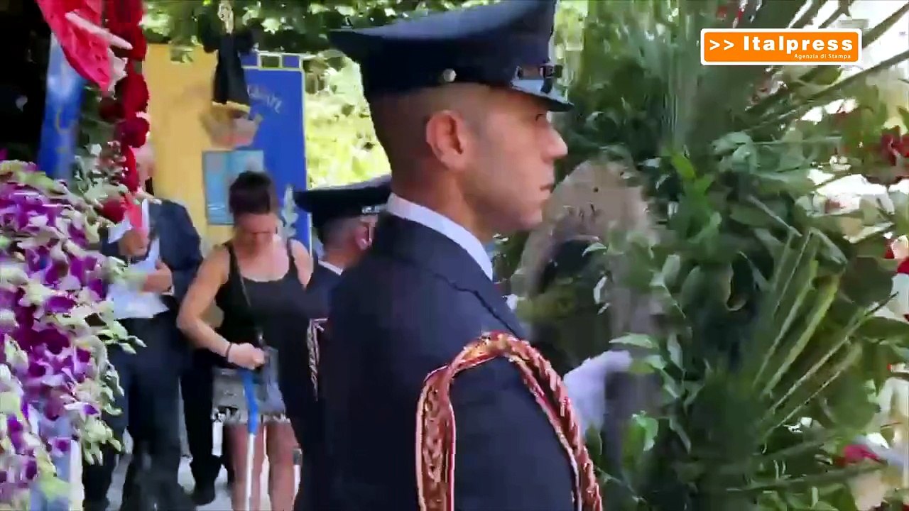 Milano, folla e applausi per ultimo saluto ad agente Polizia Locale Imprezzabile